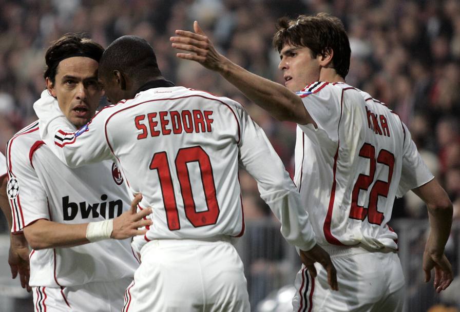 Seedorf abbraccia Inzaghi dopo il gol del 2-0 nel ritorno dei quarti di Champions 2007. Oggi  una foto che assume ancor pi significato.Reuters